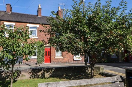 MILL COTTAGE, pet friendly, character holiday cottage in Leek