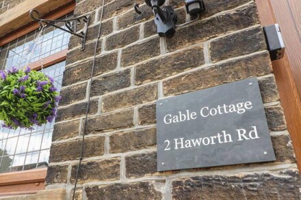 GABLE COTTAGE, pet friendly in Haworth