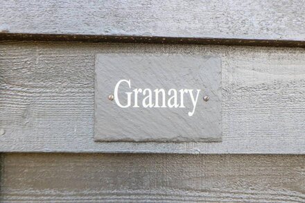 THE GRANARY, family friendly in Willow Grange Barns, Stanfield