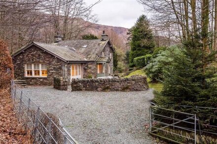 THIMBLE HALL, romantic, with open fire in Grasmere