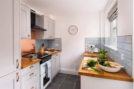 BELLFLOWER COTTAGE, pet friendly, with open fire in Windermere