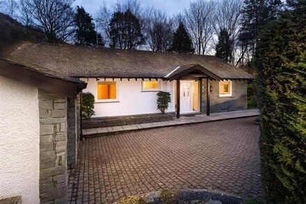 LANTERNS AT GRASMERE, family friendly, with open fire in Grasmere