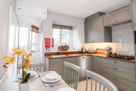 LAKESTONE COTTAGE, pet friendly, with open fire in Windermere