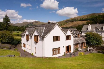 THE OLD COACH HOUSE, pet friendly, with open fire in Troutbeck