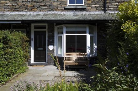 STONES THROW COTTAGE, pet friendly, with a garden in Ambleside