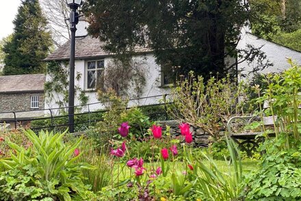 DOVE HOLME COTTAGE, pet friendly, with open fire in Grasmere