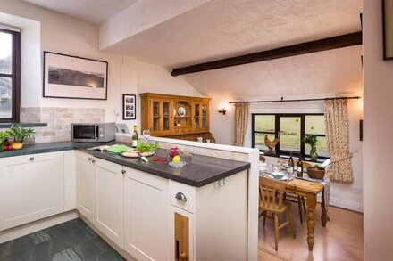 THIRLMERE COTTAGE, pet friendly, with open fire in Keswick