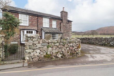 PAVEMENT END COTTAGE, family friendly, with a garden in Grasmere