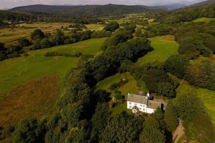 FAIR RIGG OLD FARM, pet friendly, with open fire in Cartmel