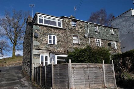 PENNY RED COTTAGE, family friendly, with open fire in Ambleside