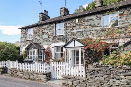 WEIR COTTAGE, pet friendly, with open fire in Chapel Stile