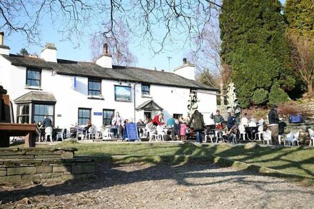 POLLYS COTTAGE, pet friendly, with open fire in Elterwater