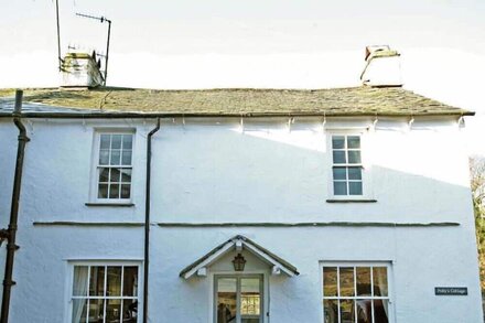 POLLYS COTTAGE, pet friendly, with open fire in Elterwater