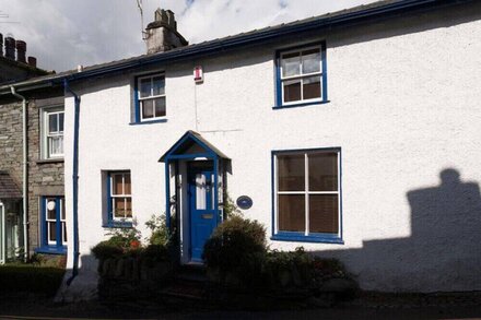 SPRINGWELL COTTAGE, pet friendly, with open fire in Ambleside