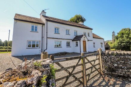 THE LOW HOUSE, pet friendly, with open fire in Kendal