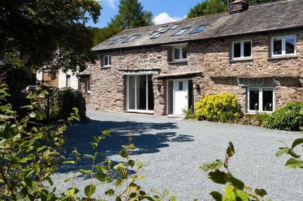 UNDERHOWE, family friendly, with open fire in Grasmere