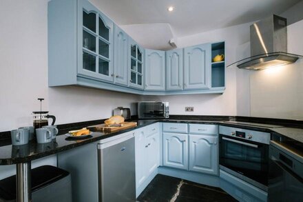 CRAIG COTTAGE, pet friendly, with open fire in Bowness-On-Windermere