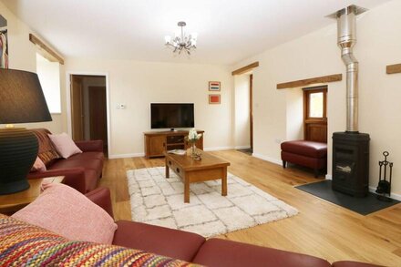 SWALLOWS BARN, pet friendly, character holiday cottage in Brixham