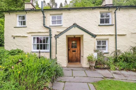 FIR TREE COTTAGE, pet friendly, with open fire in Grasmere