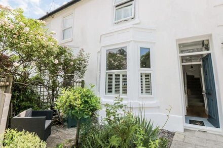 BAY TREE COTTAGE, DARTMOUTH, pet friendly, with a garden in Dartmouth