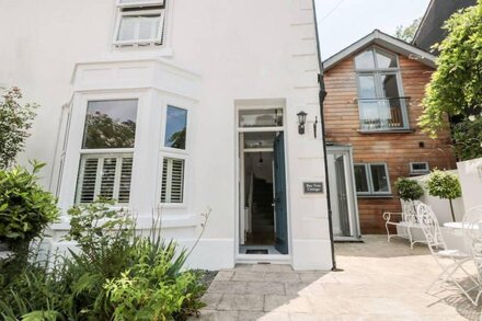 BAY TREE COTTAGE, DARTMOUTH, pet friendly, with a garden in Dartmouth