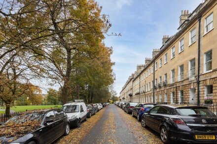 Light-filled Period Apartment - Central Bath