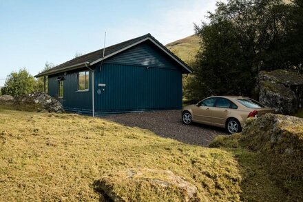 Beautiful 4 star 2 bedroom chalet with stunning loch and mountain views