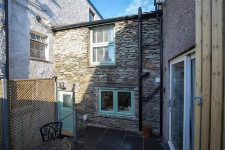 CHAPEL HILL COTTAGE, pet friendly, with open fire in Ambleside