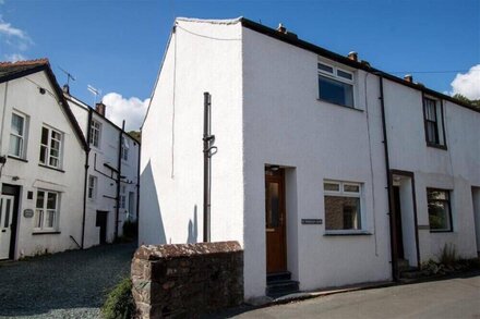 GABLE END, family friendly, with open fire in Keswick