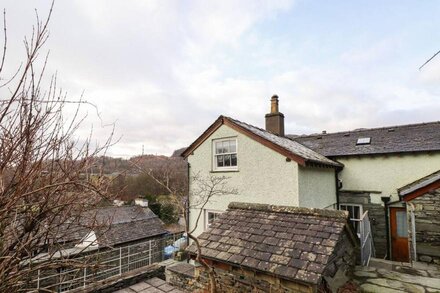 UNDERFELL, family friendly, character holiday cottage in Chapel Stile