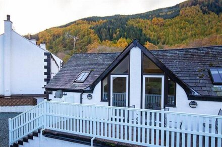 CYGNET COTTAGE, pet friendly, with a garden in Keswick