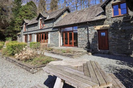 THE STABLES, pet friendly, with open fire in Ambleside