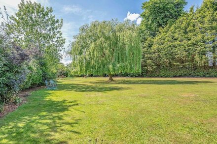 Luxury Home with Large Garden - The School House