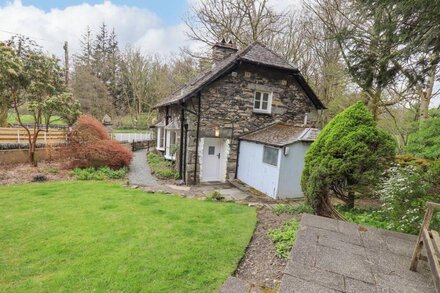 NORTH LODGE, pet friendly, with open fire in Grasmere