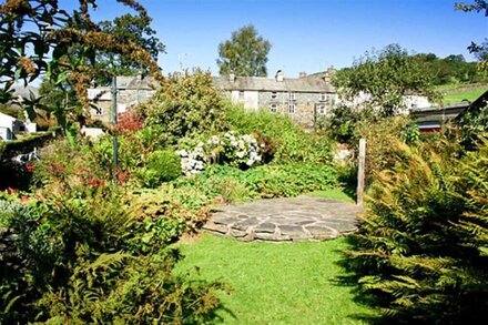 FELLSIDE COTTAGE, pet friendly, with open fire in Ambleside