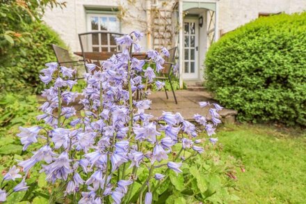 BROOK COTTAGE, pet friendly, with open fire in Windermere