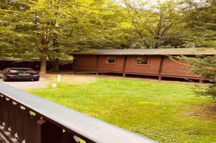 Log cabin with hot tub and veranda, nestled in Kenwick Park, Louth