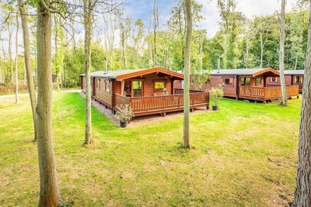 Luxury log cabin with veranda nestled in Kenwick Park, Louth