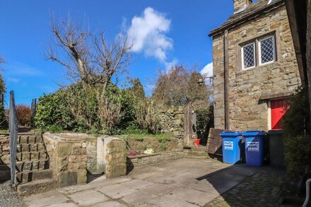 BEEHIVE COTTAGE, pet friendly, with open fire in High Bentham