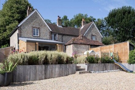 Luxury cottage with hot tub, nestled in the South Downs national park