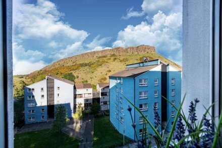 Holyrood Skyline Apartment with amazing views of Holyrood Park & Arthur's Seat