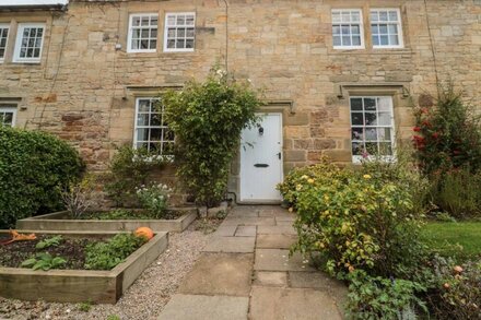 4 HIGH HAUXLEY, pet friendly, character holiday cottage in Amble