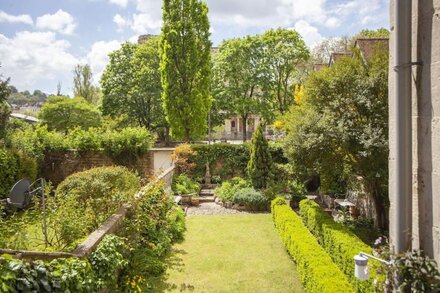 Johnstone's Secret Garden -  idyllic apt with private garden set by the weir in the centre of Bath