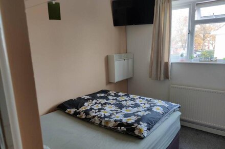 Excellent double bed room within easy reach of Heathrow Airport