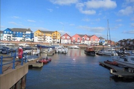 Luxurious Exmouth marina apartment, minutes from miles of sandy beach