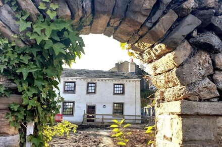 1700s Canalside Cottage Sleeps up to 12 Guests