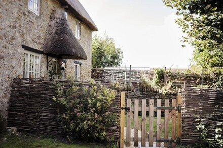 15% off in March - luxury thatched cottage, modern interior, total R&R!