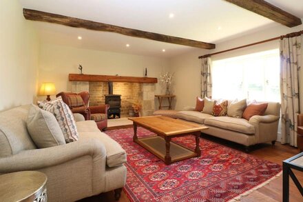 MORGANS FARMHOUSE, pet friendly in Bampton, Oxfordshire