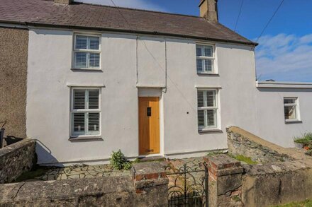 TY HEN, character holiday cottage, with open fire in Morfa Nefyn