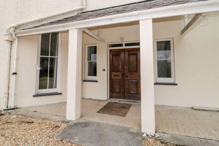 FLAT 2 TYN Y CAEAU, family friendly, with a garden in Menai Bridge